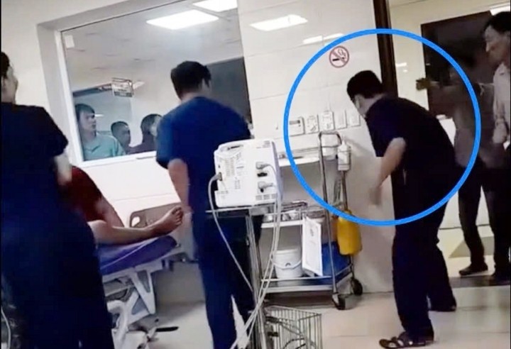 Nhân viên y tế bị người nhà bệnh nhân hành hung.