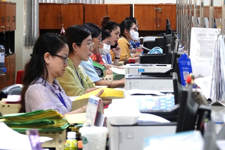 Cán bộ, công chức làm việc tại cấp xã (mới) được giữ nguyên tiền lương, phụ cấp chức vụ 6 tháng.