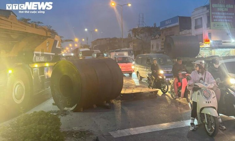 Hải Phòng: Tài xế làm rơi cuộn tôn 28 tấn xuống đường bị phạt 10 triệu đồng