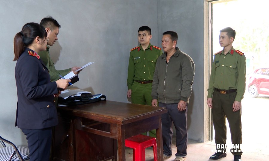 Văn Quan: Lộ khẩu súng ngắn giấu trên mái chuồng lợn, người đàn ông bị khởi tố