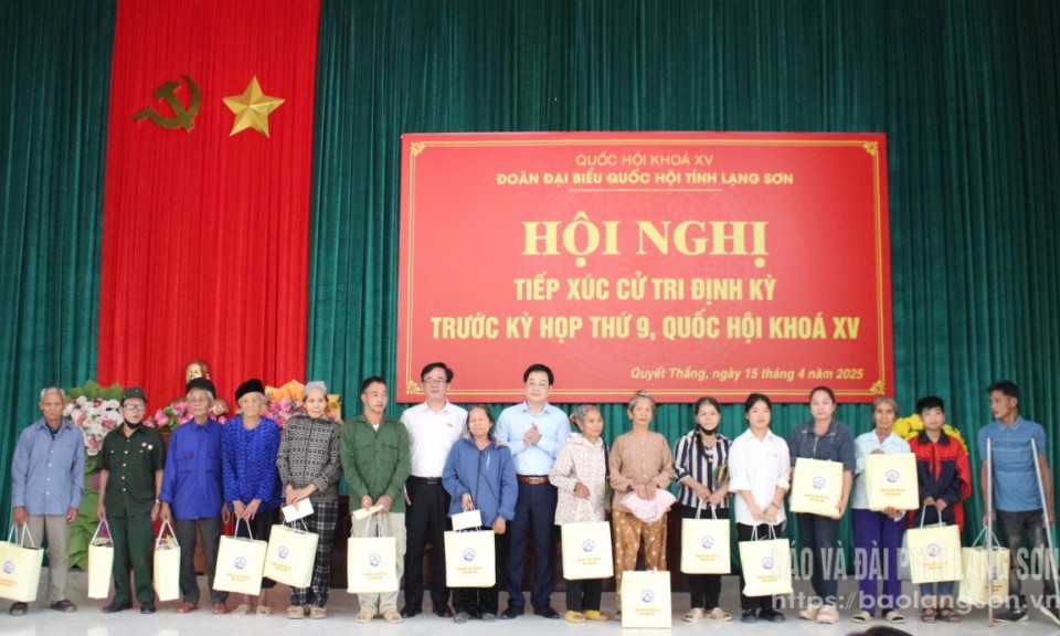 谅山省国会代表团与右陇县选民接触