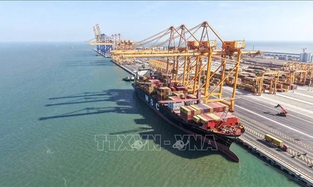 首艘商用船舶正式靠泊海防国际港3、4号码头
