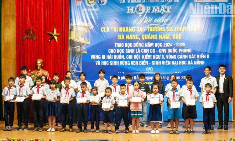 Quỹ Học bổng Vừ A Dính trao 305 suất học bổng cho học sinh, sinh viên vượt khó