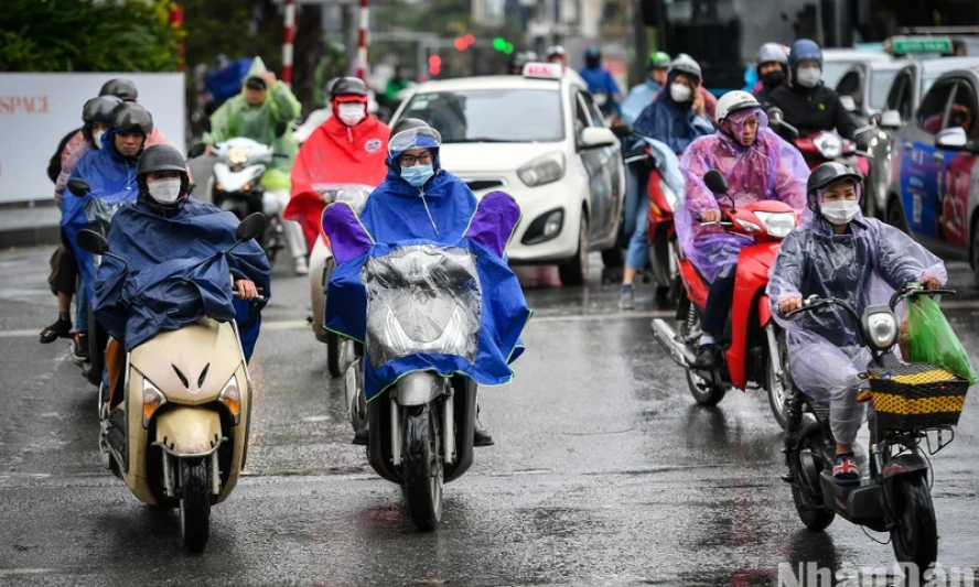 Ngày 24/4, mưa dông ở nhiều khu vực trên cả nước, Trung Bộ tiếp tục nắng nóng gay gắt