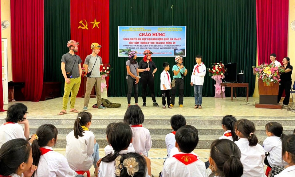 Đoàn chuyên gia Hiệp hội Hang động Quốc gia Hoa Kỳ thăm, tuyên truyền về hang động tại Trường PTDTBT TH&THCS Mông Ân