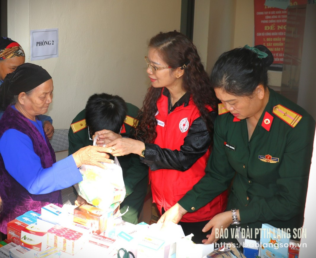Lãnh đạo Hội Chữ thập đỏ tỉnh phát thuốc cho người dân trên địa bàn huyện Bình Gia