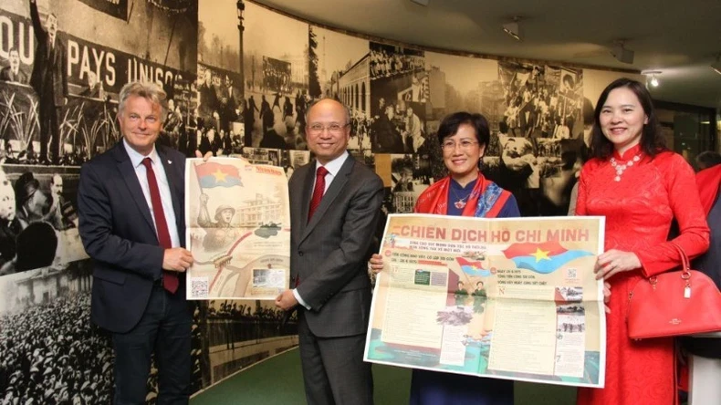 Bí thư toàn quốc PCF Fabien Roussel, Đại sứ Đinh Toàn Thắng đặc mệnh toàn quyền Việt Nam tại Pháp Đinh Toàn Thắng và Phu nhân cùng Đại sứ - Trưởng phái đoàn thường trực Việt Nam bên cạnh UNESCO Nguyễn Thị Vân Anh đánh giá cao phụ san đặc biệt của Báo Nhân Dân, góp phần tôn vinh Đại thắng mùa Xuân năm 1975.