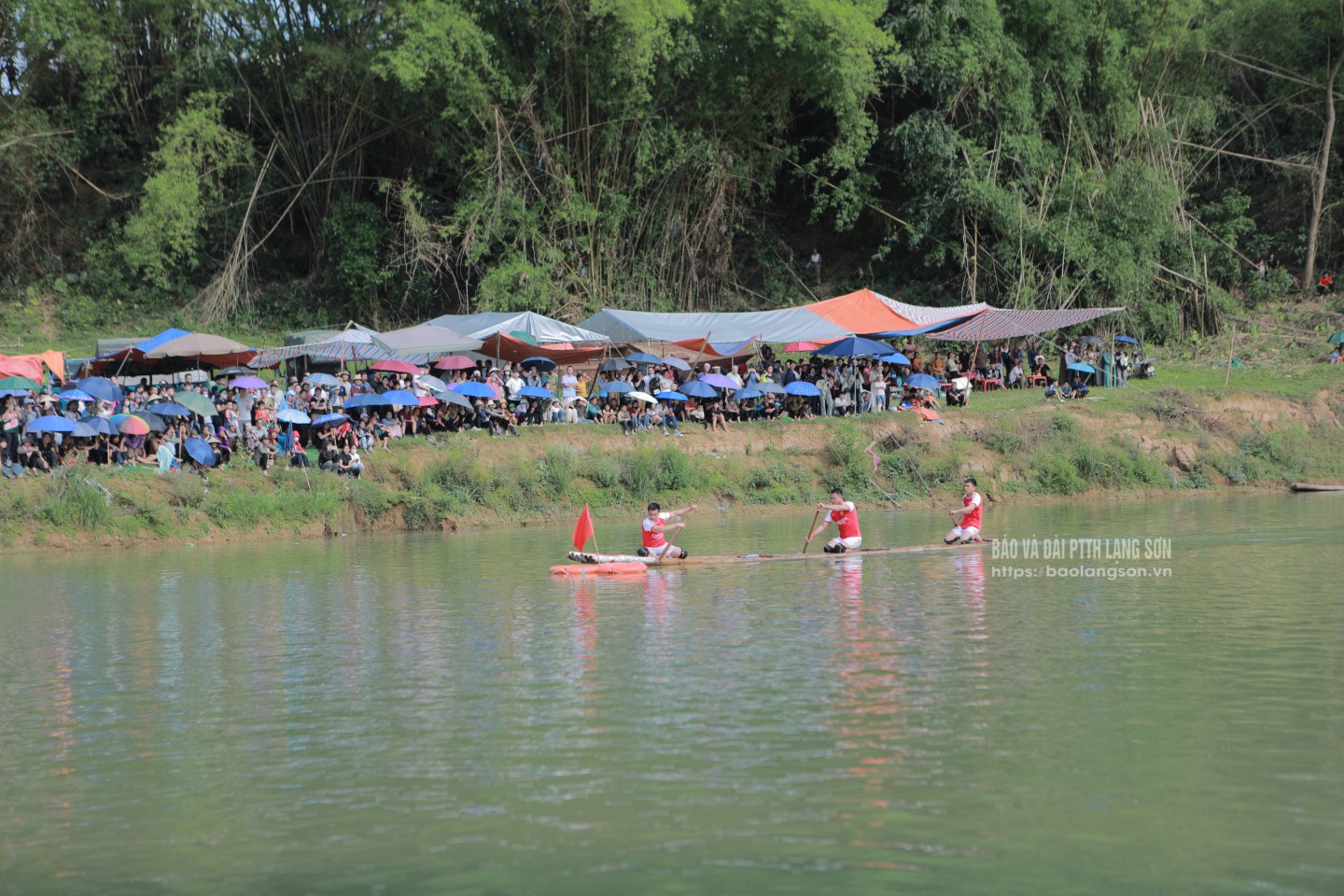 Phần thi đua bè mảng nam