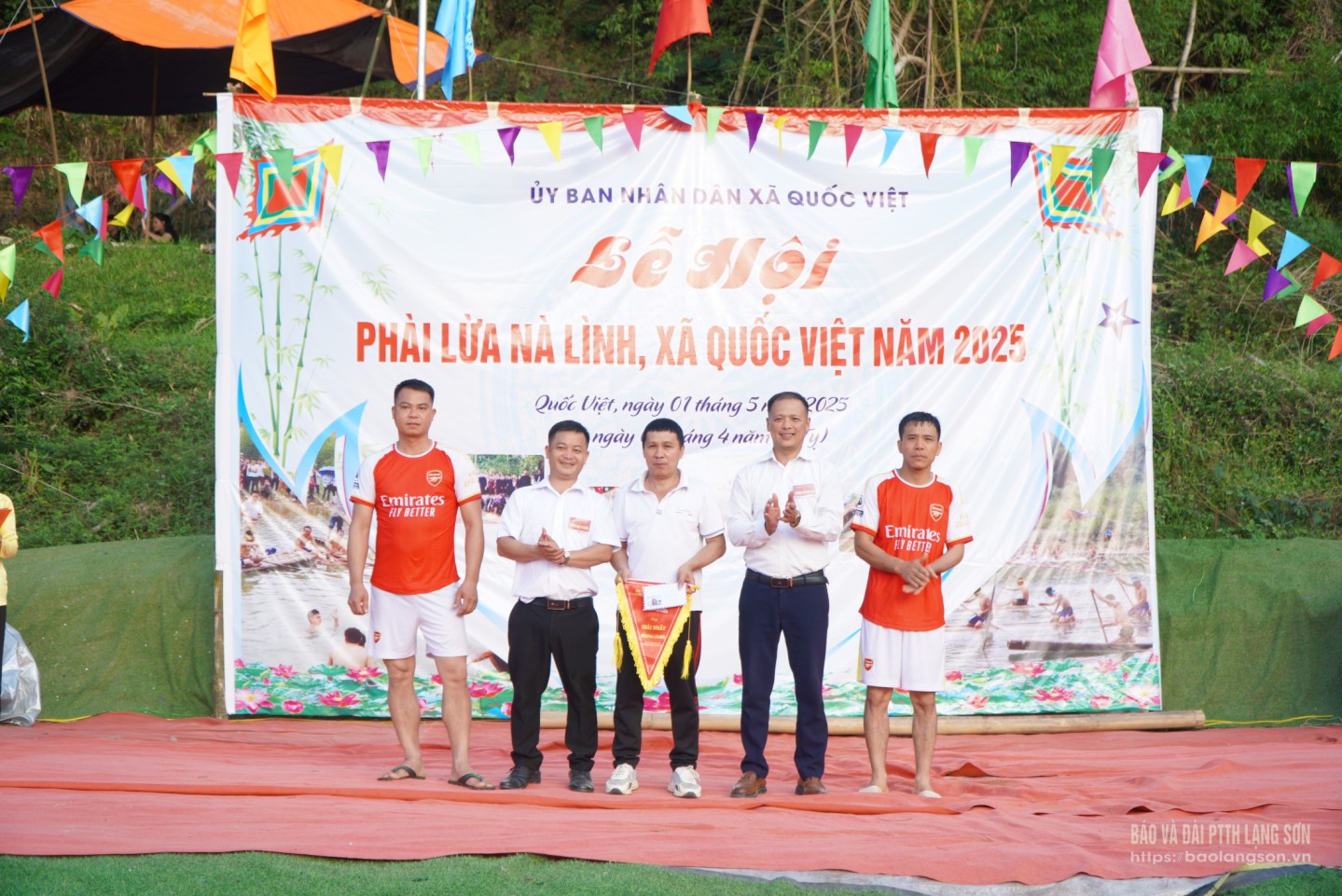 Ban tổ chức trao giải nhất cho đội nam xuất sắc nhất phần thi đua bè mảng