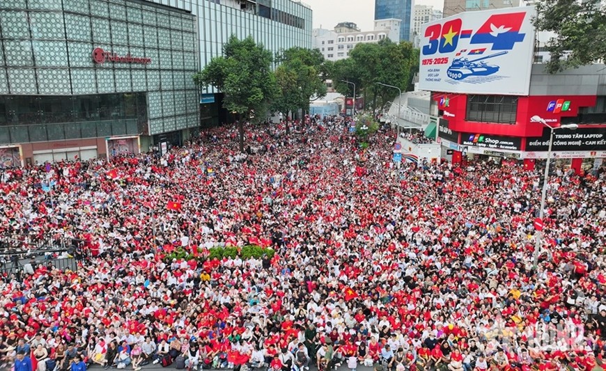 Ngã tư Nam Kỳ Khởi Nghĩa-Lê Lợi hàng vạn người ở lại xuyên đêm chờ đón đại lễ.