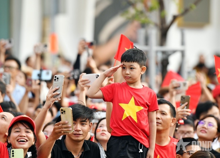 Nhiều gia đình đưa con em đi xem buổi lễ như một cách giáo dục truyền thống.