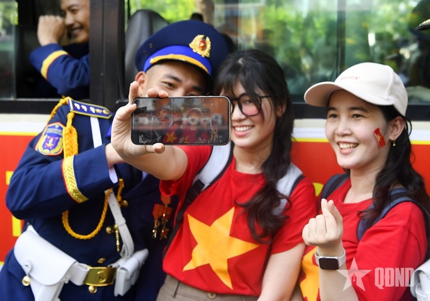 Các bạn trẻ tranh thủ chụp ảnh kỷ niệm cùng với bộ đội.