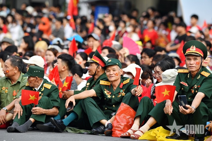 Các cựu chiến binh, những người được tôn vinh trong chiến thắng luôn được người dân ưu tiên lên các vị trí gần đoàn diễu binh nhất.