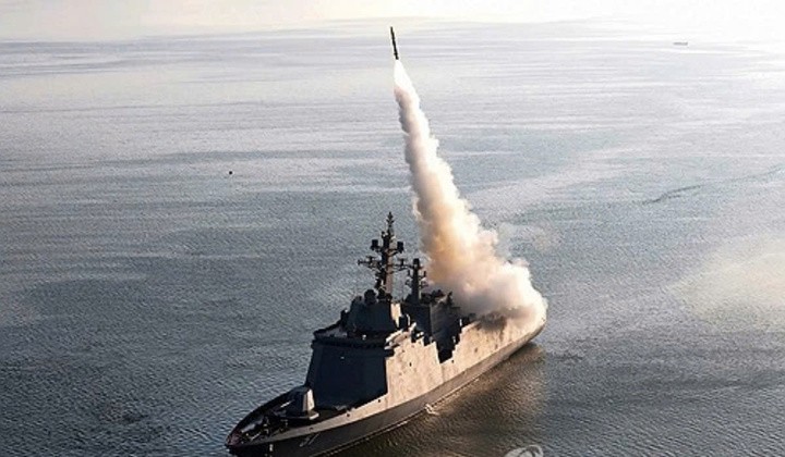Tàu khu trục lớp Choe Hyon của Triều Tiên triển khai vũ khí. (Ảnh: KCNA)