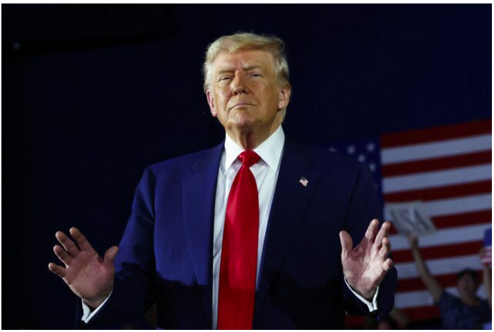 Tổng thống Donald Trump tham dự một cuộc mít tinh đánh dấu ngày thứ 100 tại nhiệm ở bang Michigan, ngày 29/4. (Ảnh: Reuters)