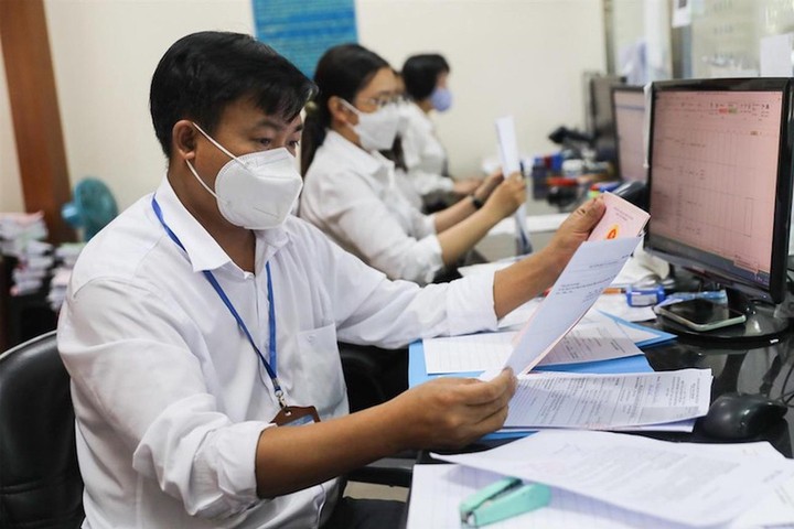 Công chức TP.HCM giải quyết thủ tục hành chính cho người dân.