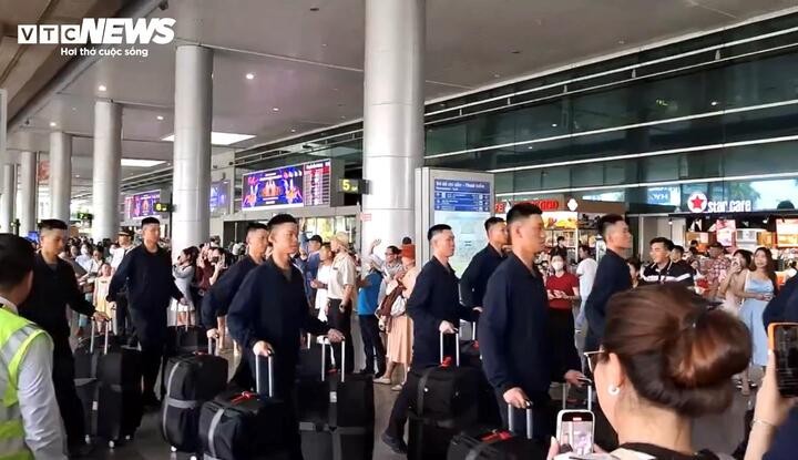 Lễ diễu binh, diễu hành kỷ niệm 50 năm Giải phóng Miền Nam, thống nhất đất nước của Việt Nam có sự tham gia của 13.000 người thuộc 48 khối. Tham gia lễ kỷ niệm có quân đội của ba nước Trung Quốc, Lào, Campuchia.