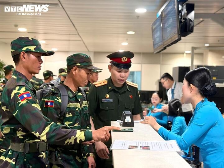 Sáng cùng ngày, đoàn quân đội Lào cũng đã lên máy bay đến Huế, sau đó di chuyển bằng đường bộ trở về nước.