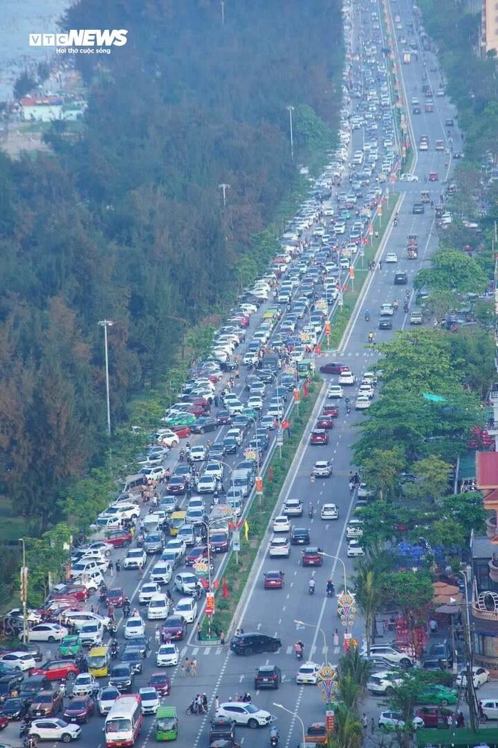 Trong hai ngày 30/4 và 1/5, du khách nườm nượp đổ về biển Cửa Lò (TP Vinh, Nghệ An) vui chơi, ăn uống và tắm biển. Tuyến đường trung tâm khu du lịch này luôn ken đặc xe cộ, ô tô nối đuôi nhau nhích từng chút một.