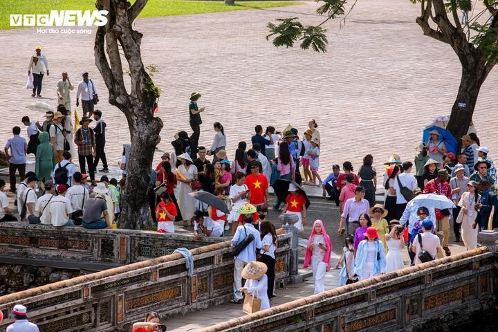 Tại TP Huế, trong 2 ngày đầu kỳ nghỉ lễ 30/4 - 1/5, các điểm đến thuộc Quần thể di tích Cố đô Huế luôn có rất đông khách tham quan dù thời tiết nắng nóng.