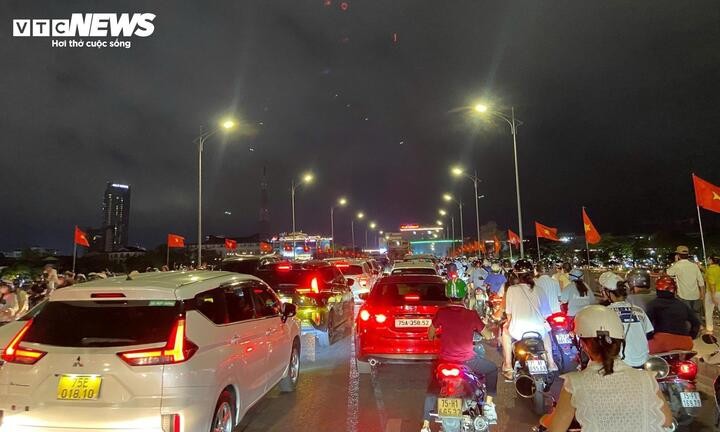 Khuya 30/4, cầu Phú Xuân bắc qua sông Hương nối hai quận Thuận Hoá và Phú Xuân (TP Huế) vẫn tắc nghẽn do lượng xe lưu thông tăng đột biến.