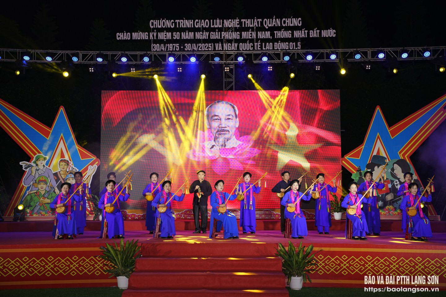 Tiết mục đời đời ơn Đảng trong tim do Câu lạc bộ Đàn và hát dân ca thị trấn Cao Lộc biểu diễn