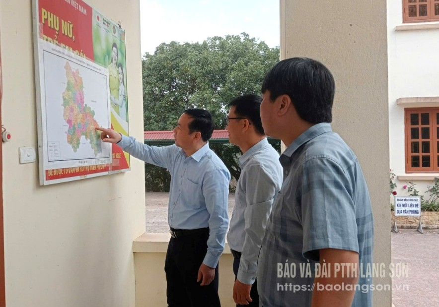 Lãnh đạo huyện Lộc Bình kiểm tra việc niêm yết bản đồ tại trụ sở UBND xã Lợi Bác để chuẩn bị cho công tác lấy ý kiến cử tri về sắp xếp đơn vị hành chính cấp xã