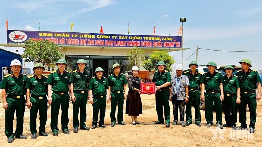Thiếu tướng Nguyễn Hữu Ngọc, Tư lệnh Binh đoàn 12 tặng quà cán bộ, nhân viên, người lao động thực hiện dự án Cảng hàng không quốc tế Long Thành (Đồng Nai).