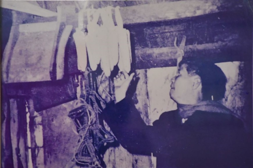 Đại tướng Nguyễn Chí Thanh kiểm tra giống ngô mới ở Hợp tác xã Đại Phong (Lệ Thủy, Quảng Bình). Ảnh tư liệu