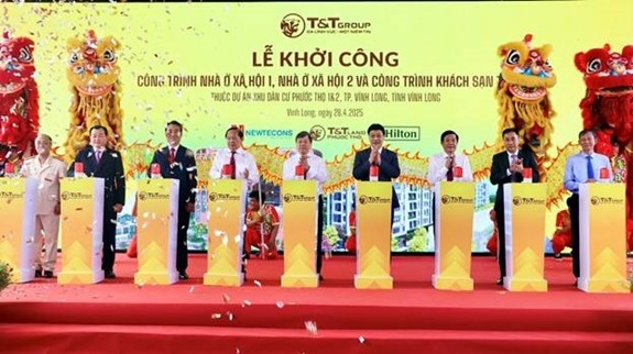 Các đại biểu thực hiện nghi lễ khởi công công trình nhà ở xã hội và khách sạn thuộc dự án Khu dân cư Phước Thọ 1 & 2.