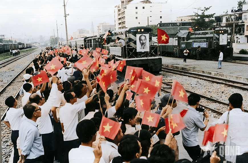 Người dân chào đón đoàn tàu khánh thành tuyến đường sắt Thống Nhất xuất phát từ Thủ đô Hà Nội đến TP Hồ Chí Minh vào ngày 4-1-1977. Ảnh do Tổng công ty Đường sắt Việt Nam cung cấp.