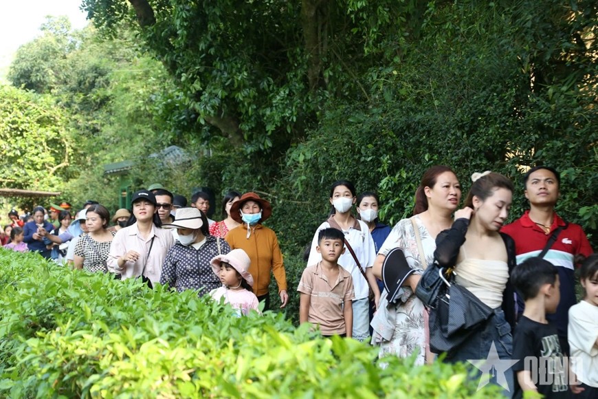 Đông đảo người dân, du khách thăm quê Bác.