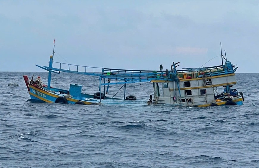 Hiện trường tàu cá BV 97879 TS bị nạn trên biển sau cú va chạm với tàu hàng BBC MERCURY, quốc tịch Liberia.