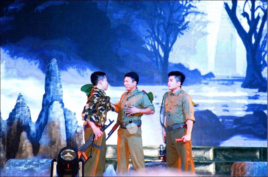 Một tiết mục văn nghệ quần chúng của Quân đoàn 12 ca ngợi tinh thần chiến đấu của chiến sĩ Giải phóng quân. Ảnh: ĐỨC NAM