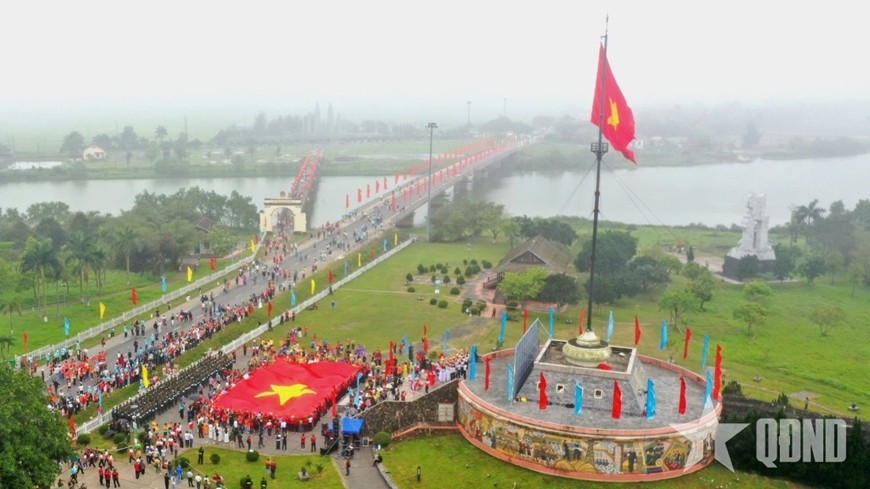 Di tích lịch sử quốc gia đặc biệt đôi bờ Hiền Lương - Bến Hải (Quảng Trị), trong đó có Kỳ đài Hiền Lương, luôn thu hút đông đảo du khách mỗi dịp kỷ niệm ngày thống nhất non sông. Ảnh: DUY NAM