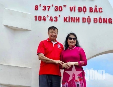 Thiếu tướng Lê Huy Mai và vợ trong chuyến thăm đất mũi Cà Mau, tháng 5-2024.