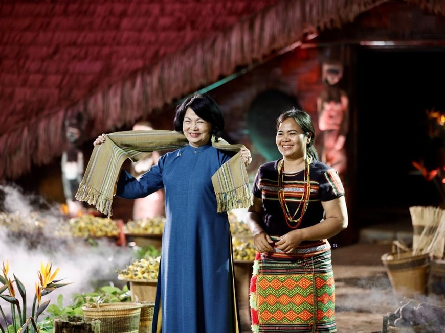 Nghệ nhân dân tộc S’tiêng trao khăn thổ cẩm dệt truyền thống tặng nguyên Phó chủ tịch nước Đặng Thị Ngọc Thịnh.