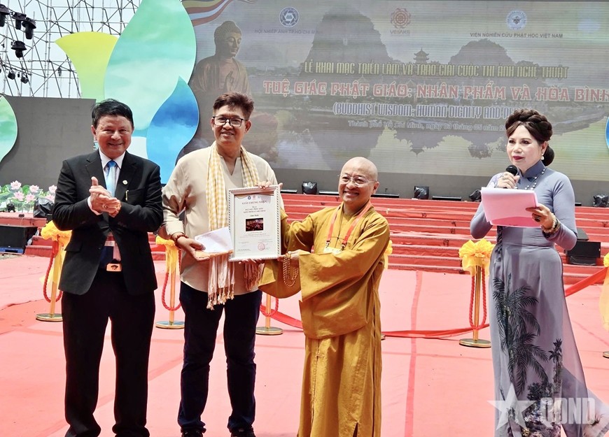Trao thưởng tác giả đoạt giải cao.