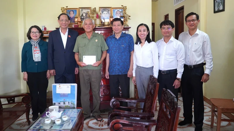 Phó Chủ tịch Quốc hội Trần Quang Phương cùng đoàn công tác của Quốc hội đã tới thăm, tặng quà gia đình người có công trên địa bàn huyện Côn Đảo.