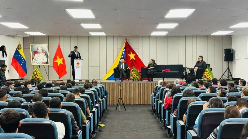 Toàn cảnh Lễ mít tinh tại Trường đào tạo cán bộ lãnh đạo thanh niên quốc tế “Antonio Jose de Sucre”, thủ đô Caracas (Ảnh: Đại sứ quán Việt Nam tại Venezuela)