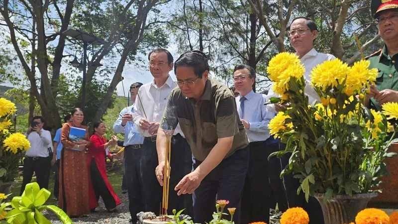 Thủ tướng Phạm Minh Chính dâng hương tại phần mộ Tổng Bí thư Lê Hồng Phong tại Nghĩa trang Hàng Dương. (Ảnh: VŨ TÂN)