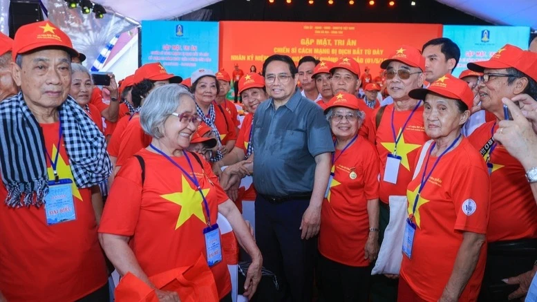 Thủ tướng Phạm Minh Chính cùng các đại biểu tham dự buổi gặp mặt. (Ảnh: NHẬT BẮC/VGP)