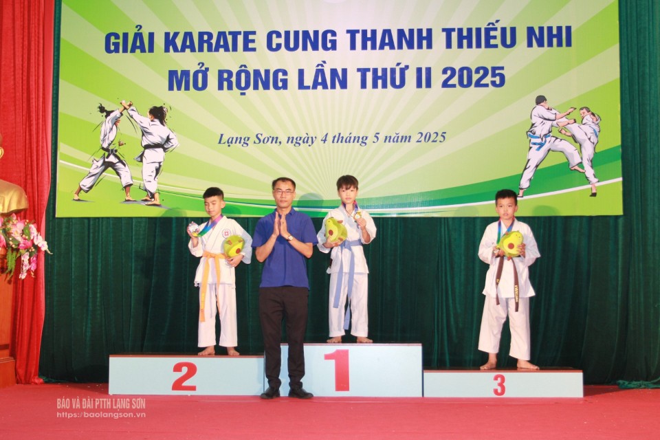 Ban tổ chức trao giải cho các vận động viên nam nhóm 7 - 8 tuổi