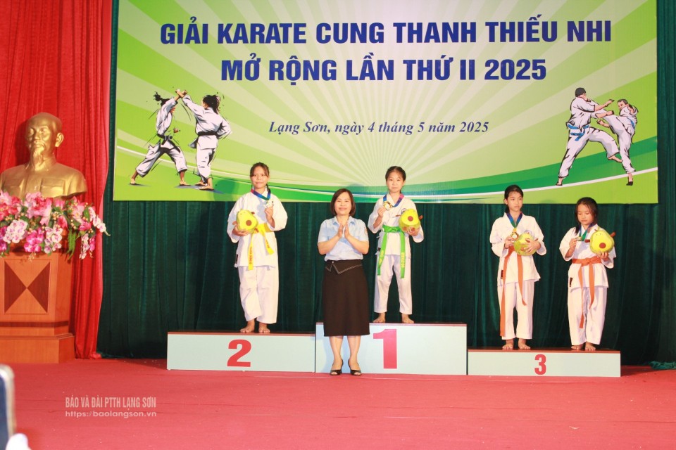 Ban tổ chức trao giải cho các vận động viên nữ nhóm 7 - 8 tuổi