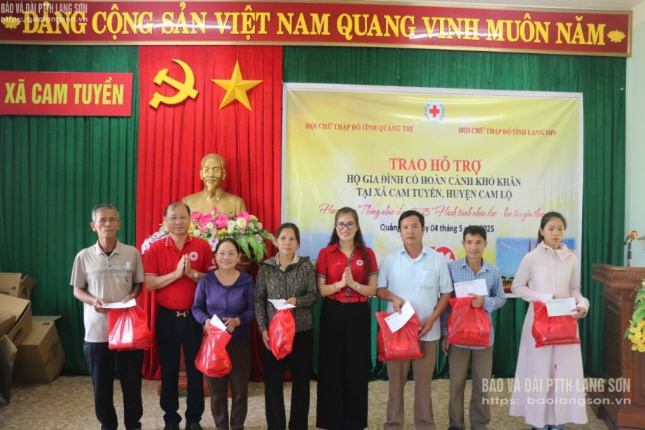 Lãnh đạo Hội Chữ thập đỏ tỉnh Lạng Sơn trao quà cho hộ gia đình ngư dân, gia đình chính sách tại xã Cam Lộ, huyện Cam Tuyền, tỉnh Quảng Trị