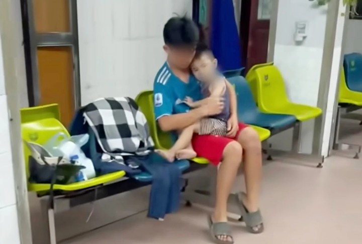 Hình ảnh bé trai 4 tuổi bị tai nạn giao thông tại bệnh viện.