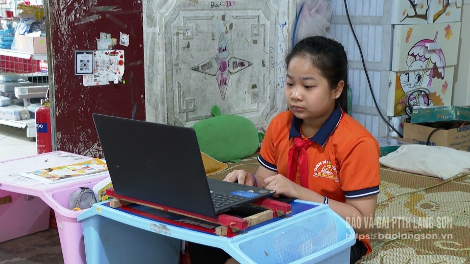Ngọc Anh tìm hiểu thêm kiến thức trên internet