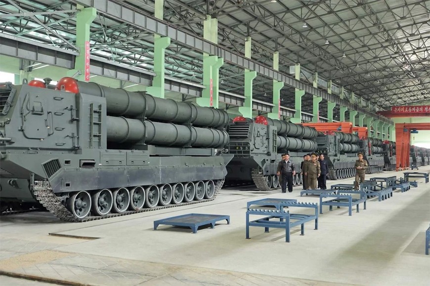 Nhà lãnh đạo Triều Tiên Kim Jong Un kiểm tra dây chuyền sản xuất hệ thống phóng tên lửa KN-25 trong bối cảnh Triều Tiên đang nỗ lực mở rộng khả năng tấn công chính xác tầm xa. Ảnh: armyrecognition.com