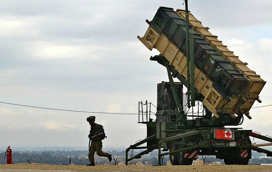 Binh lính Israel chạy khỏi bệ phóng Patriot khi chuẩn bị phóng tên lửa tại thị trấn Gadera, Israel. Ảnh: Getty