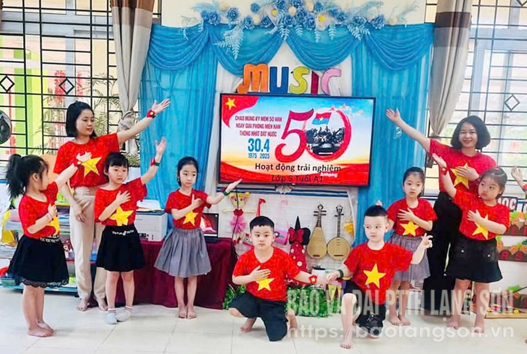 Cô, trò Trường Mầm non Hoa Sữa (thành phố Lạng Sơn) hoạt động trải nghiệm nhân kỷ niệm 50 năm giải phóng miền Nam